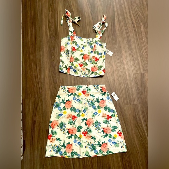 Old Navy Tops - Old Navy Fitted TieShoulder Cropped Dobby Cami Top high waist skirt Floral Set S